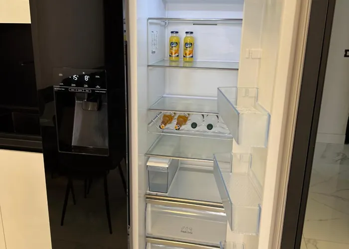 Mia * Golem (Tirana)