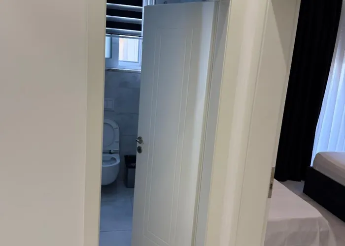 Mia * Golem (Tirana)